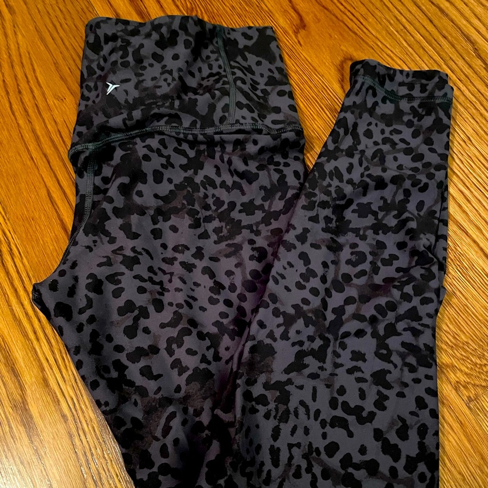 Grey leopard Old Navy powersoft leggings M 🏃‍♀️